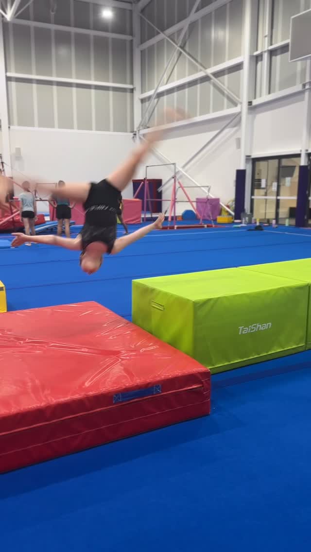 Our TEAMGYM gymnasts are side aerialing into the week! 🤸‍♀️✨...