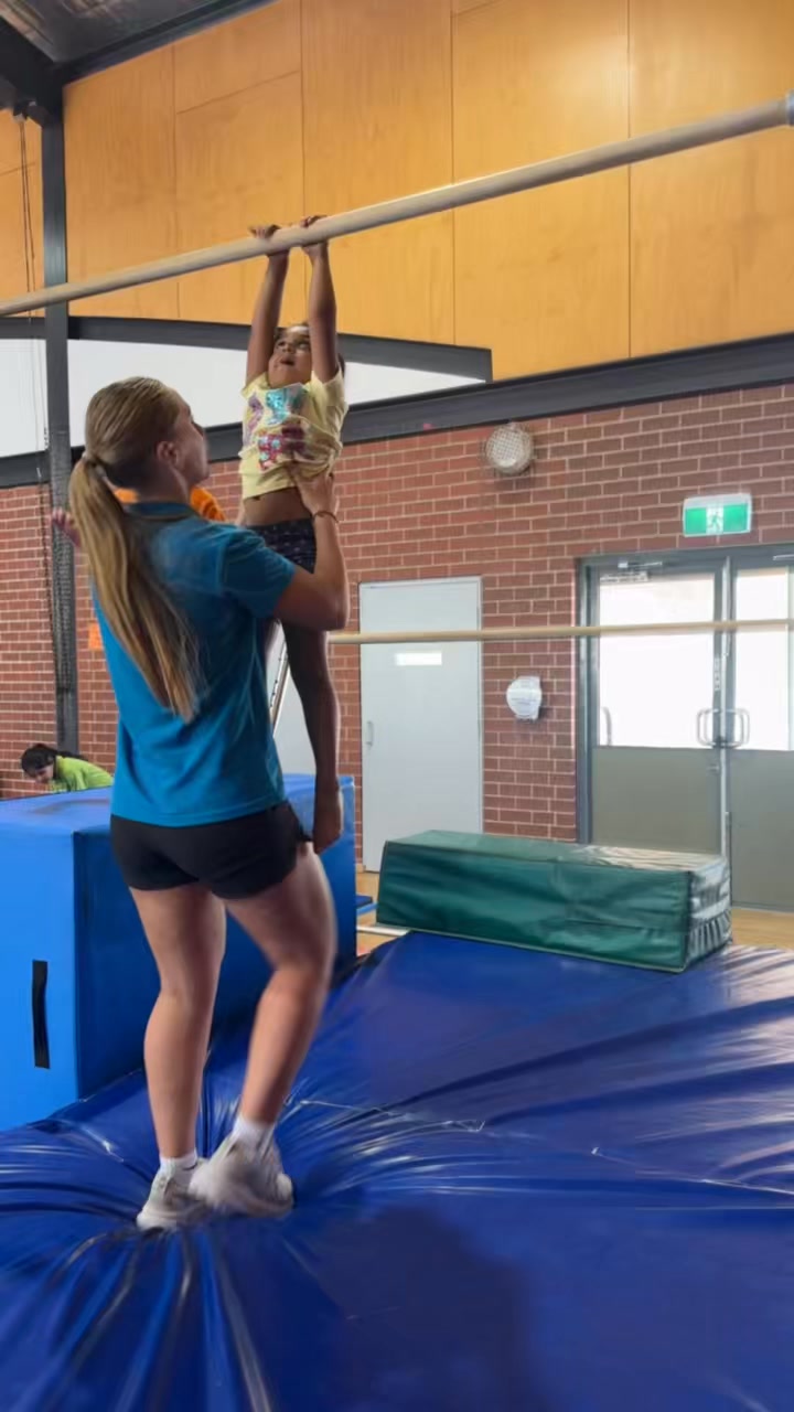 🐒 Monkey walks in Kinder Stars! This fun activity builds...